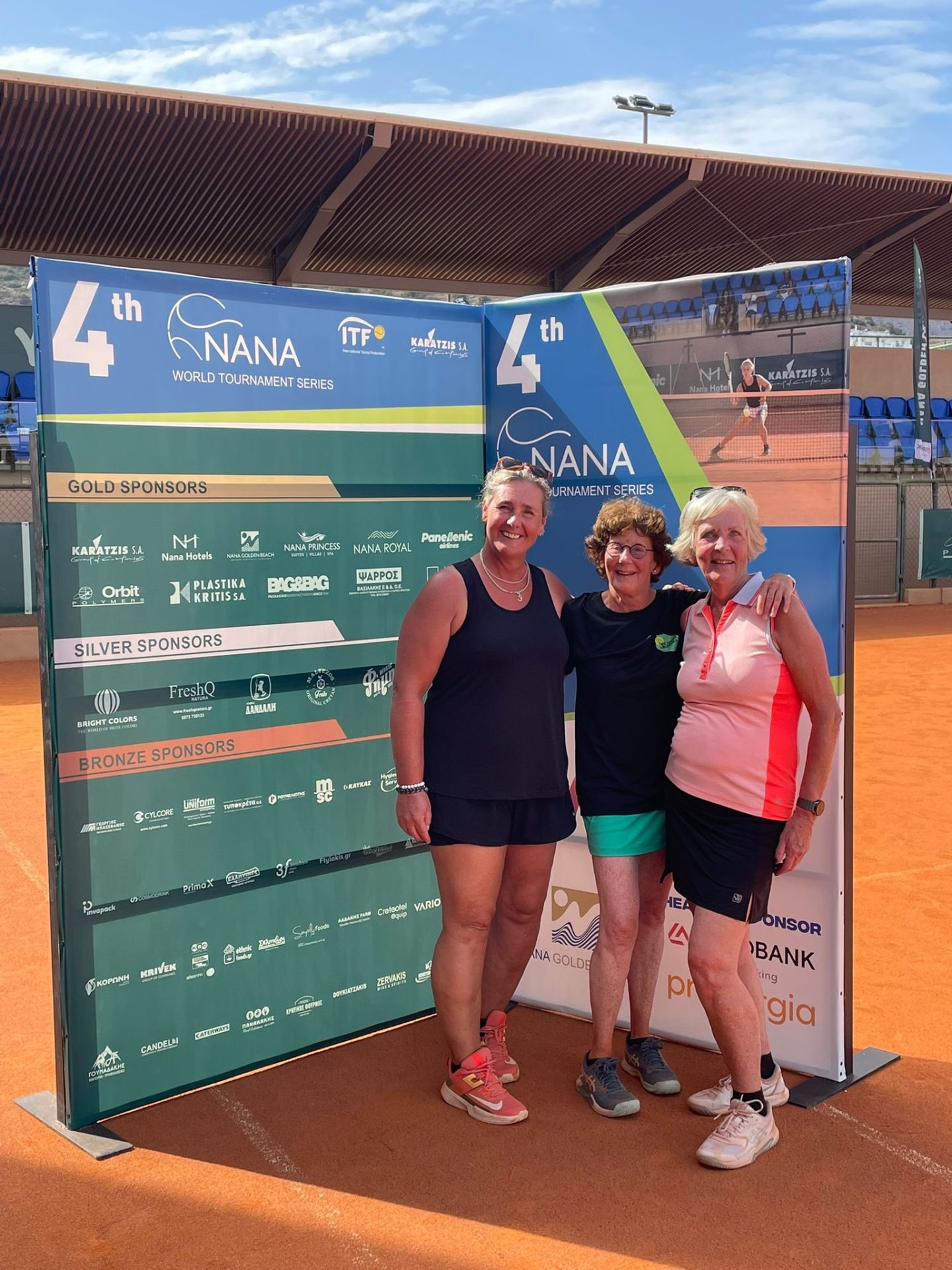 Dames op de foto na het toernooi op Kreta