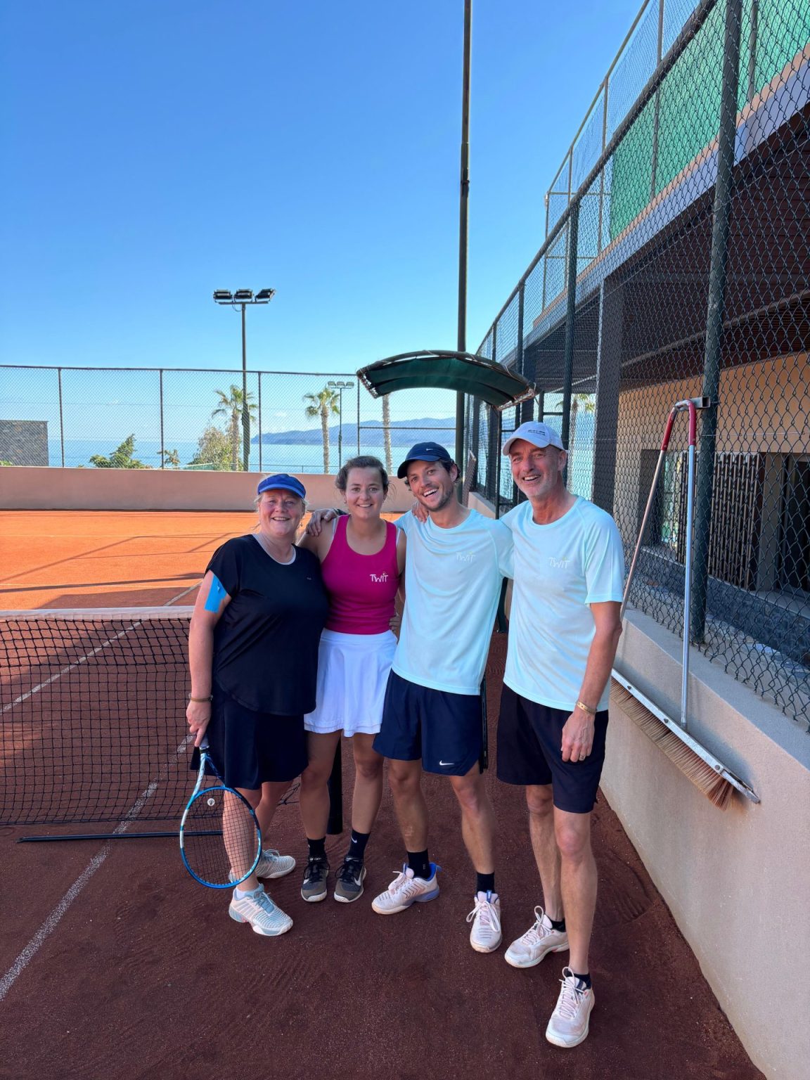 teamfoto na het toernooi tijdens de tennisvakantie