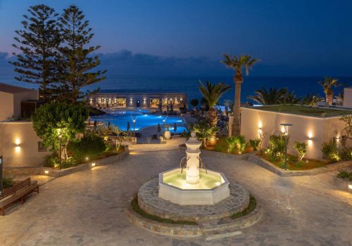 Pleintje op het resort van onze tennisreis naar Kreta