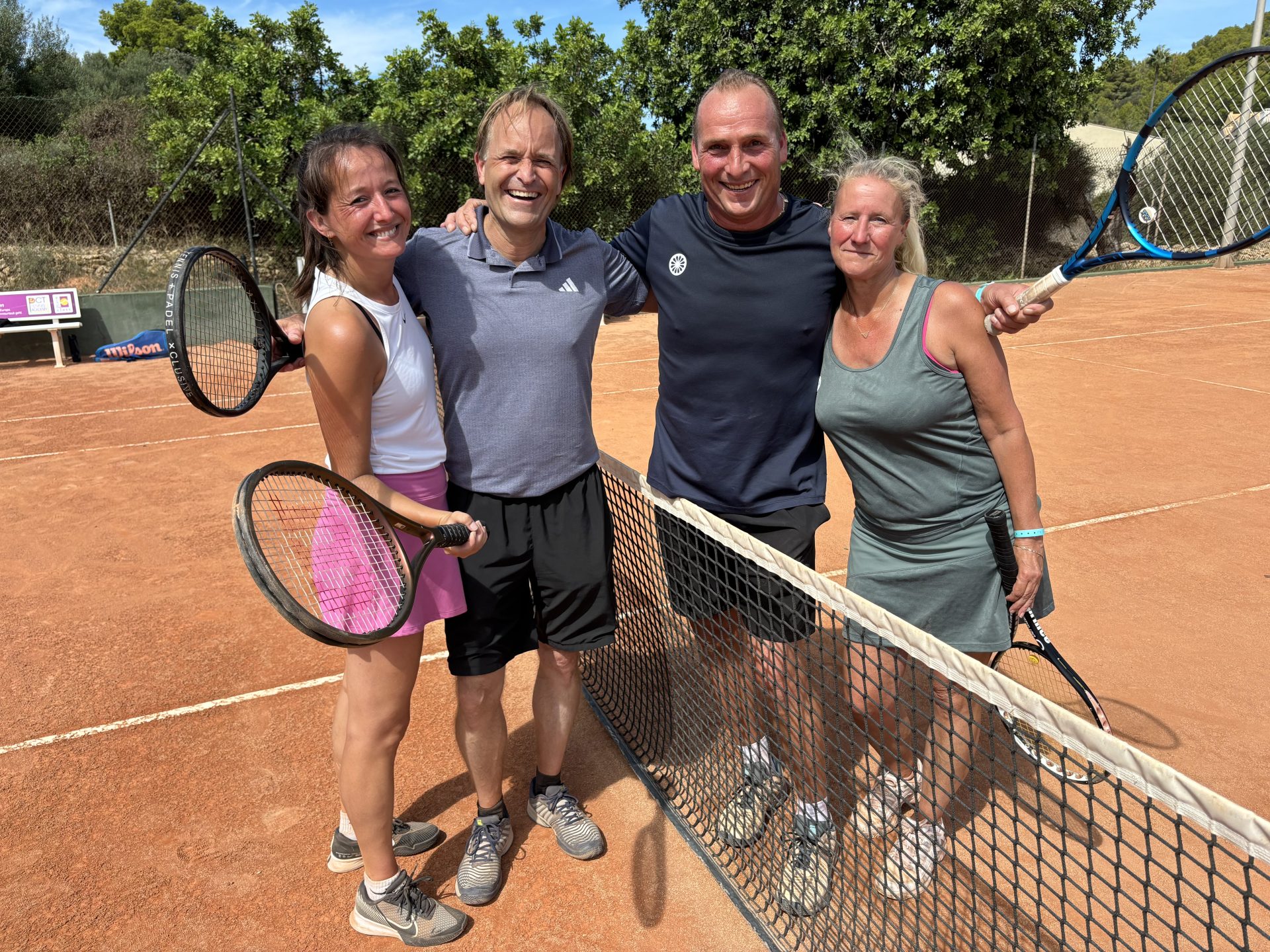 Voldaan lesgroepje na een tennistraining