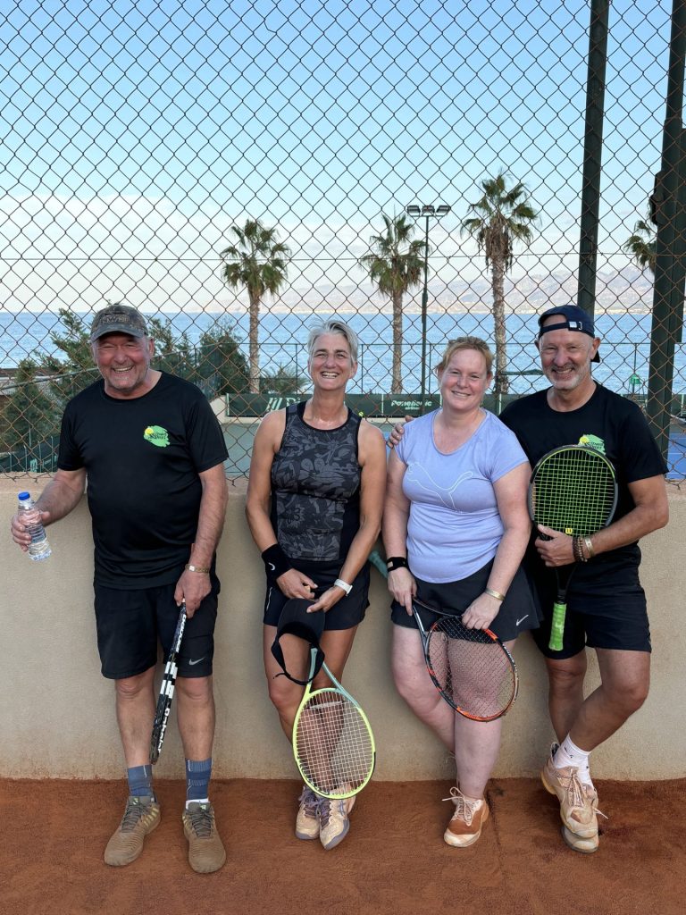 Teamfoto op Kreta met uitzicht op zee
