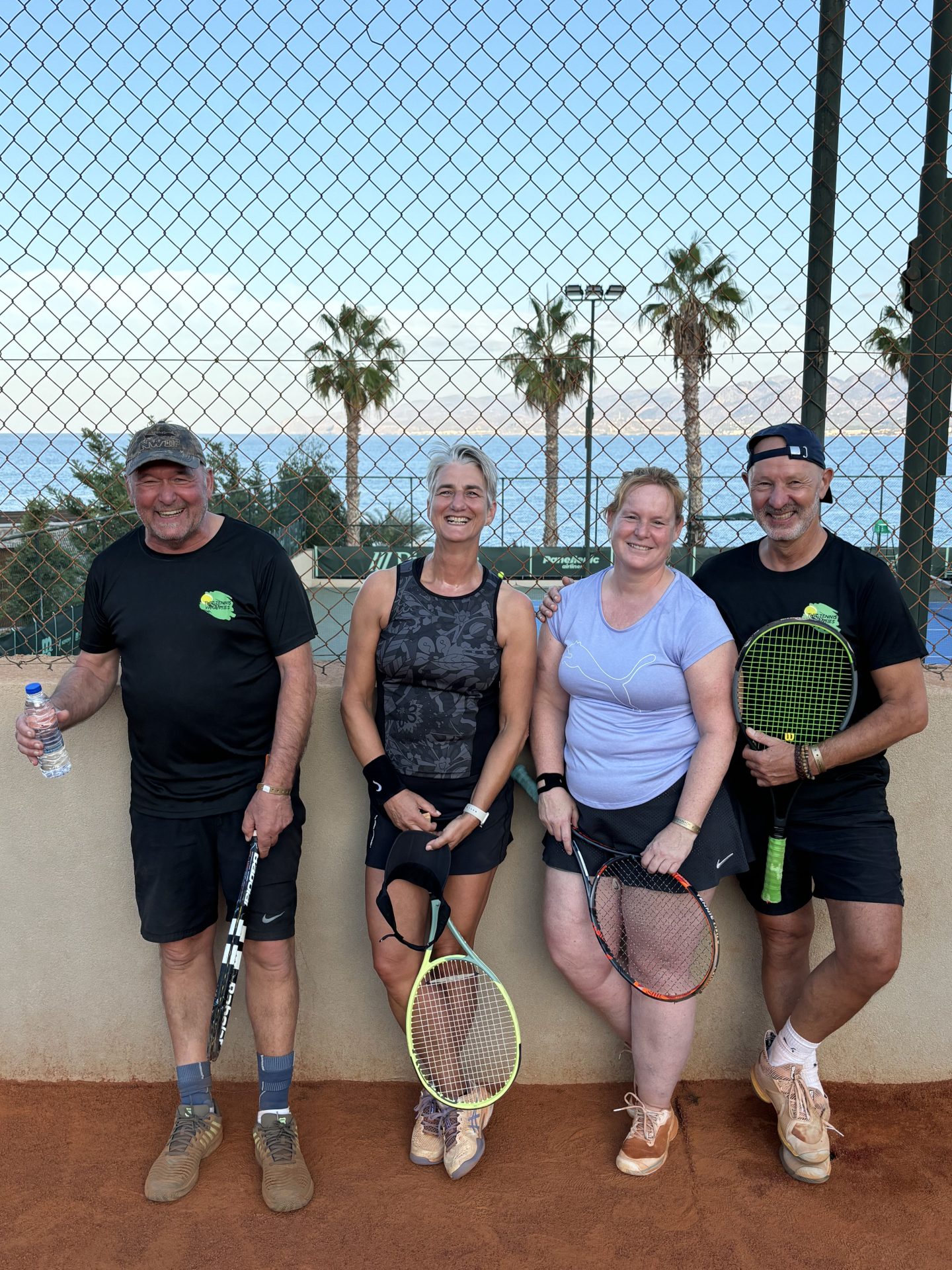 Teamfoto op Kreta met uitzicht op zee