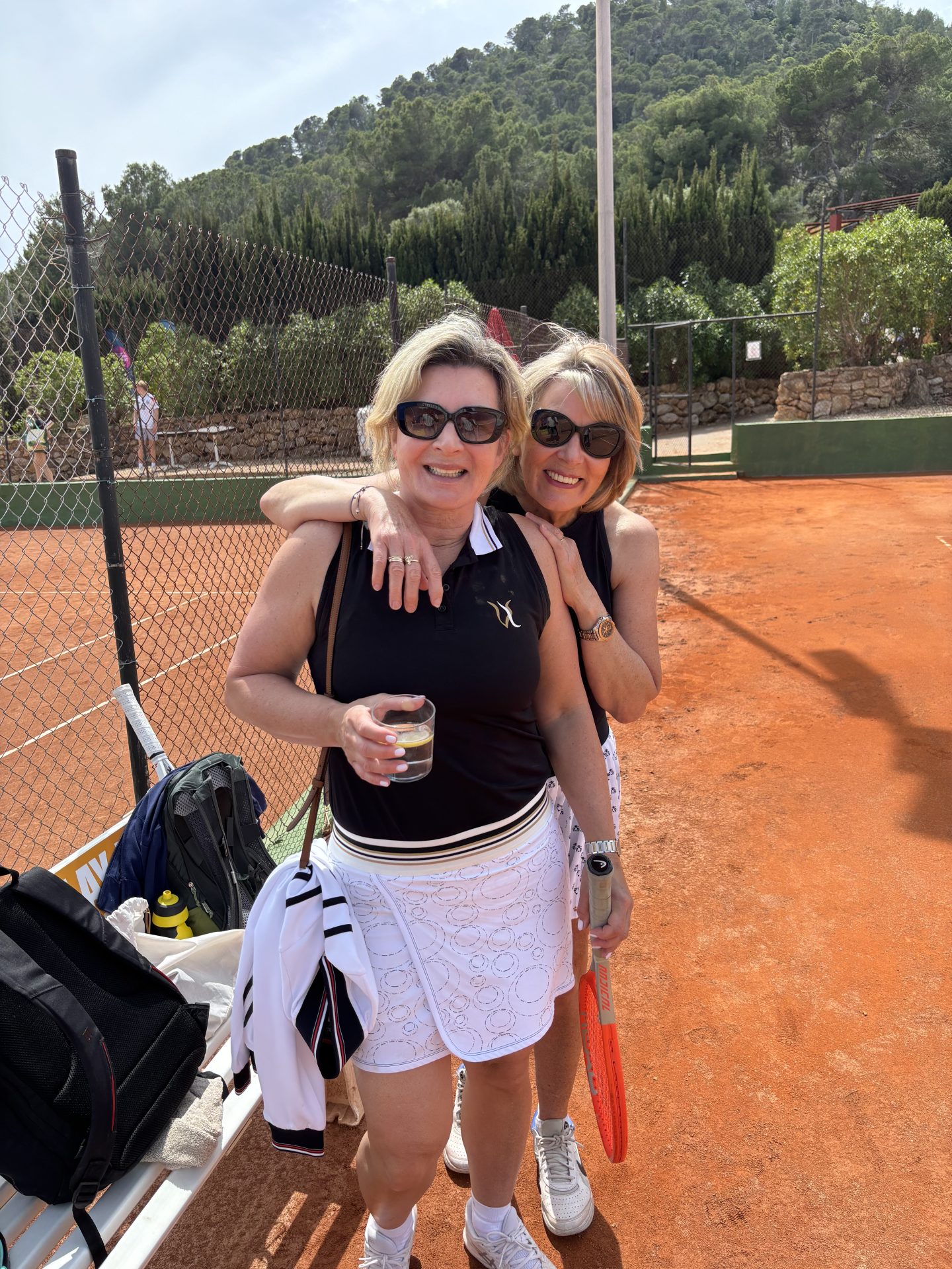 Twee vriendinnen op de tennisbaan tijdens onze tennisvakantie.