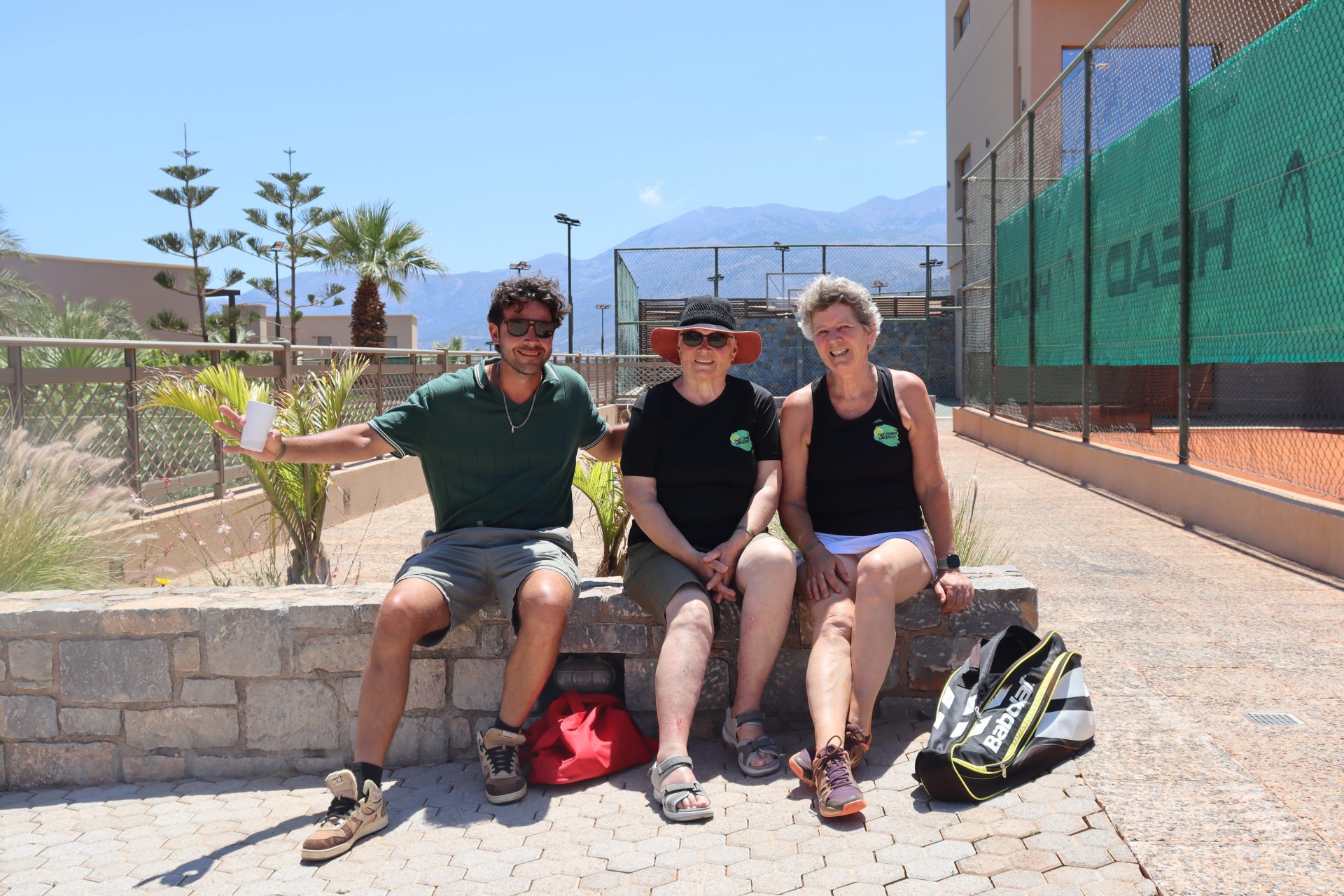Met de trainer tijdens de tennisreis