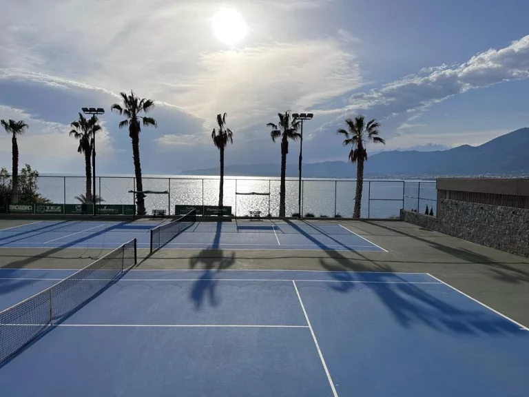 hardcourt tennisbaan kreta